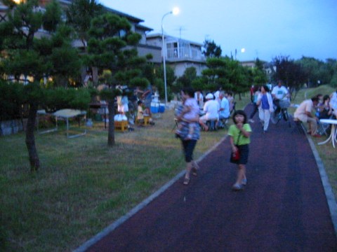 手賀沼花火大会の日の手賀沼の遊歩道