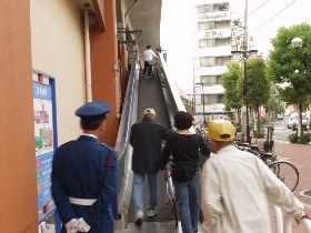 赤羽の自転車も上れるエスカレーター