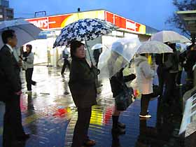 雨の我孫子駅前