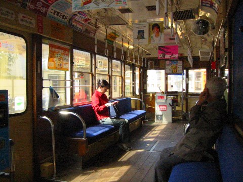 伊予鉄道の松山市内の路面電車の車内