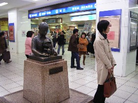 船橋駅の「さざんかさっちゃん」像