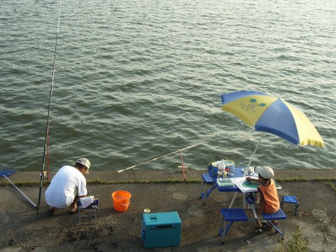 霞ヶ浦で釣りをする親子