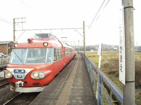 富岡前駅に到着した内海行きの名鉄パノラマカーの各駅停車