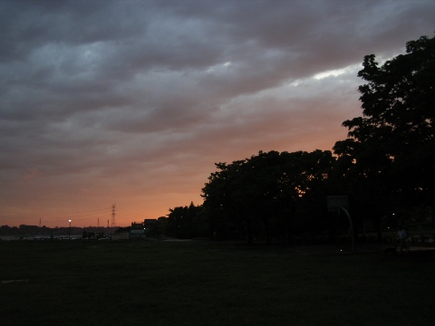 雷雨が去った後の手賀沼公園の夕焼け