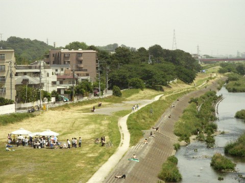 二子玉川駅のホームから多摩川を見下ろす