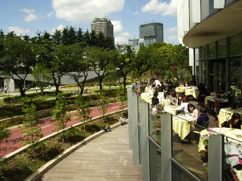 東京ミッドタウンのテラスのレストラン