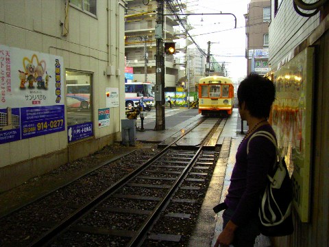 伊予鉄道松山市内線 環状線の本町六丁目（ほんまちろくちょうめ）で電車を待つ