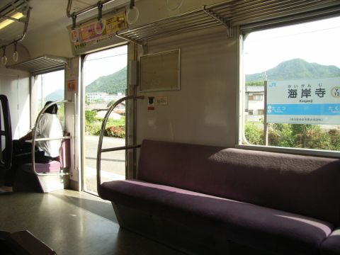 予讃線海岸寺駅に停車