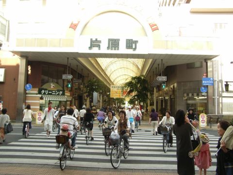 高松では自転車がアーケードを駆け抜ける 片原町のアーケード