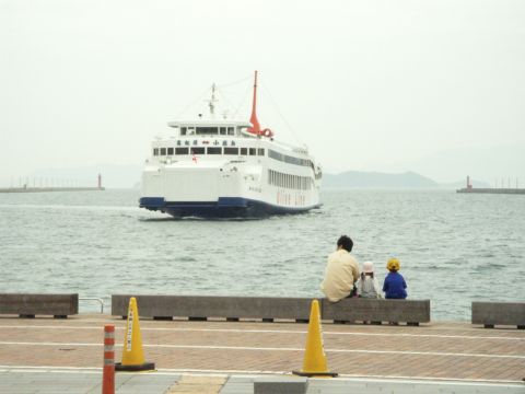 高松港に入る小豆島へのフェリー