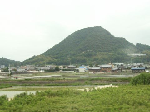 一部がごっそり上から抜かれた様な山（高瀬-比地大）