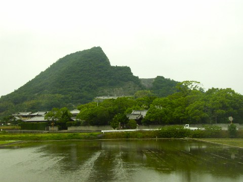 一部がごっそり上から抜かれた様な山（高瀬-比地大）