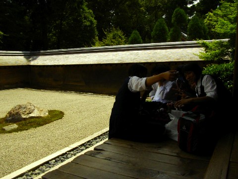 龍安寺の石庭と中学の修学旅行生