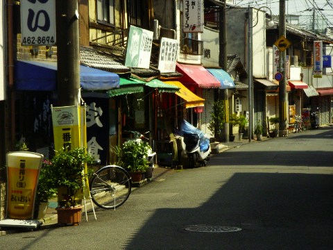 汽車の書いてある踏切注意の標識