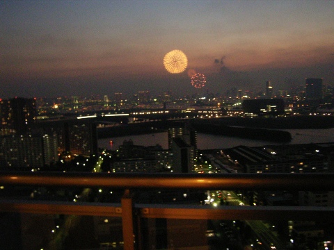 東雲（東京都江東区）のマンションから見る東京湾の花火