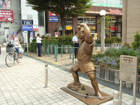 亀有駅南口のはっぴを着た「こち亀」両さんの銅像