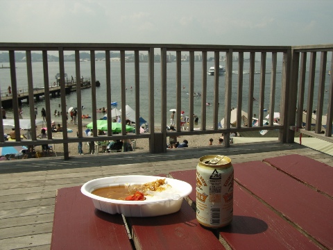 猿島の海水浴場と横須賀の町