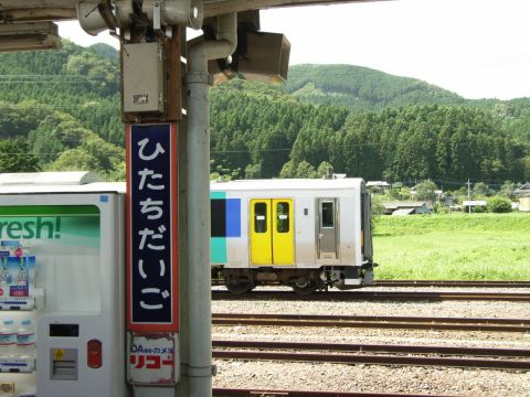 常陸大子（ひたちだいご）駅の新しい水郡線の派手な車両