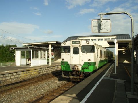 前谷地駅で気仙沼線の列車を待つ石巻線キハ40系48