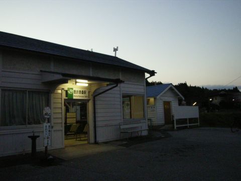 夕暮れの夕暮れの鹿折唐桑駅（大船渡線）