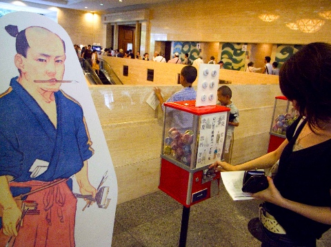 国立博物館「対決－巨匠たちの日本美術」展覧会で紹介された絵師を描いたバッジが出てくるガチャガチャ
