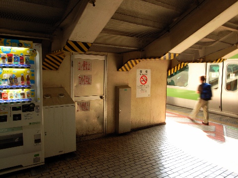 上野駅ホームの「立小便禁止」の貼り紙