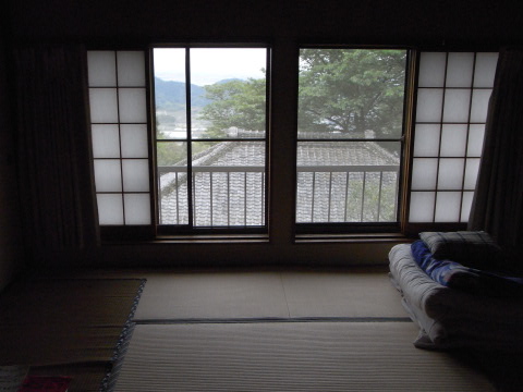 筑波山荘ユースホステルの部屋から外を見る