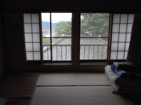 筑波山荘ユースホステルの部屋から外を見る