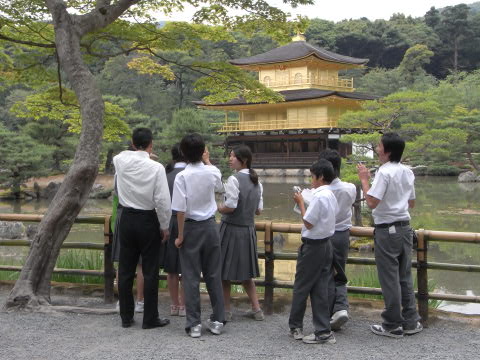 修学旅行の高校生と金閣寺