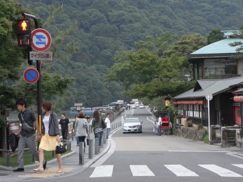 京都嵐山 桂川沿いの道