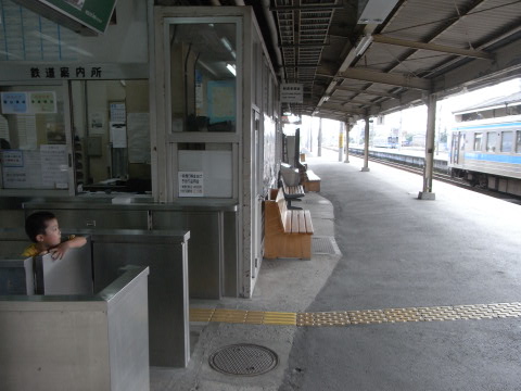予讃線 伊予西条駅の改札口