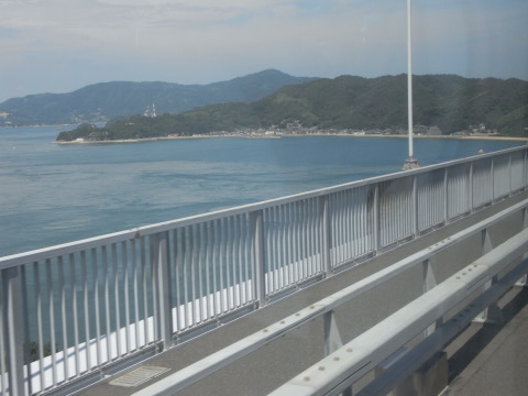 しまなみ海道を大三島に渡るバスの車窓