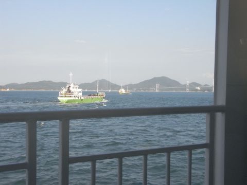 大三島から今治に渡るフェリーからしまなみ海道と瀬戸内海を望む