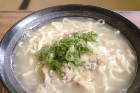 ラーメンとちゃんぽんの中間の様な沖縄そば