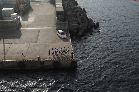 合同合宿に来ていた鹿児島の女子高のバレー部を港で見送る徳之島の女子高生