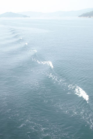 フェリーから瀬戸内海を望む航跡