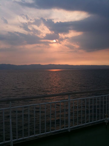 奄美大島へ向かうフェリーから錦江湾の夕陽