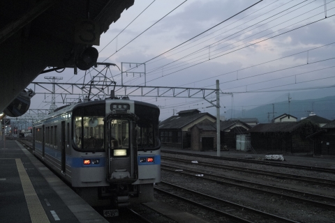 伊予西条駅で出発を待つ観音寺行き