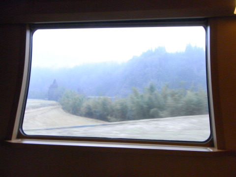 サンライズ出雲の車窓から望む中国山地