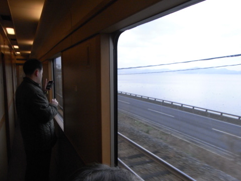 サンライズ出雲の車窓から望む宍道湖