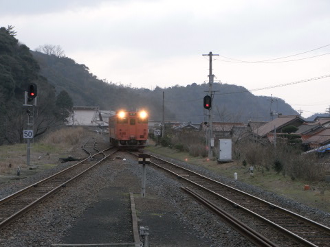 山陰の温泉津駅に入るキハ47米子行き