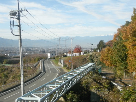 中央本線より望む紅葉と甲府盆地