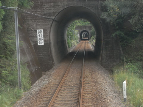 続く山をトンネルで抜けていく阿佐海岸鉄道