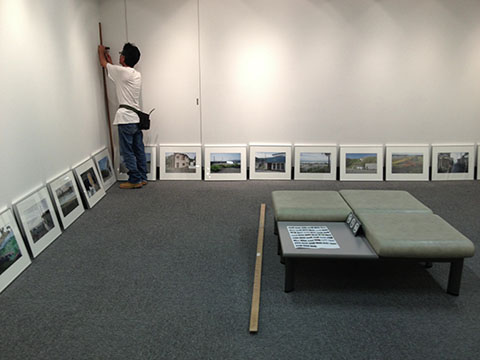 増田新写真展「房総」設営中（コニカミノルタプラザ）