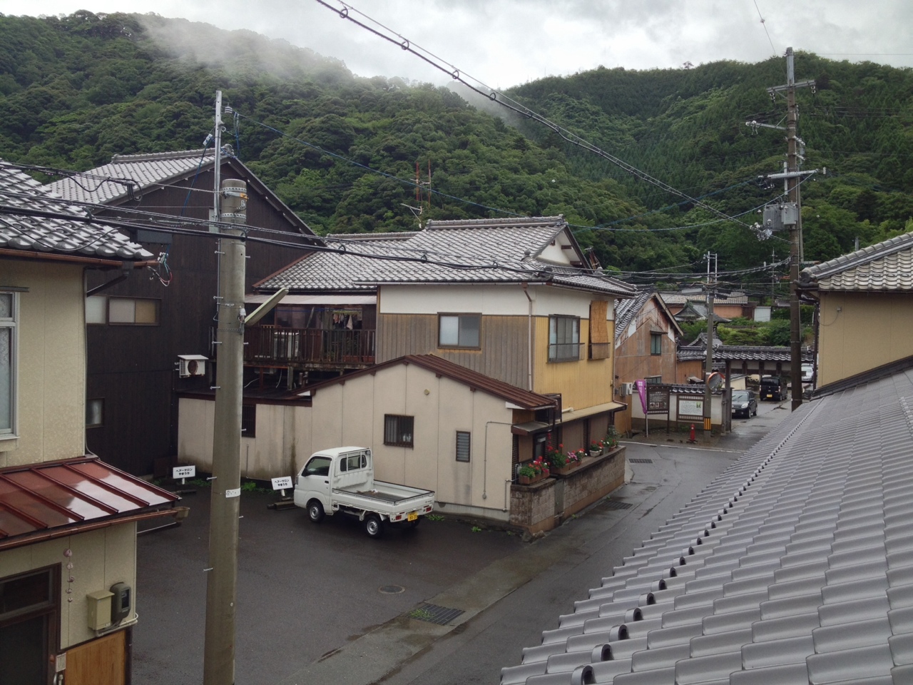 小浜の宿より外の町を見る