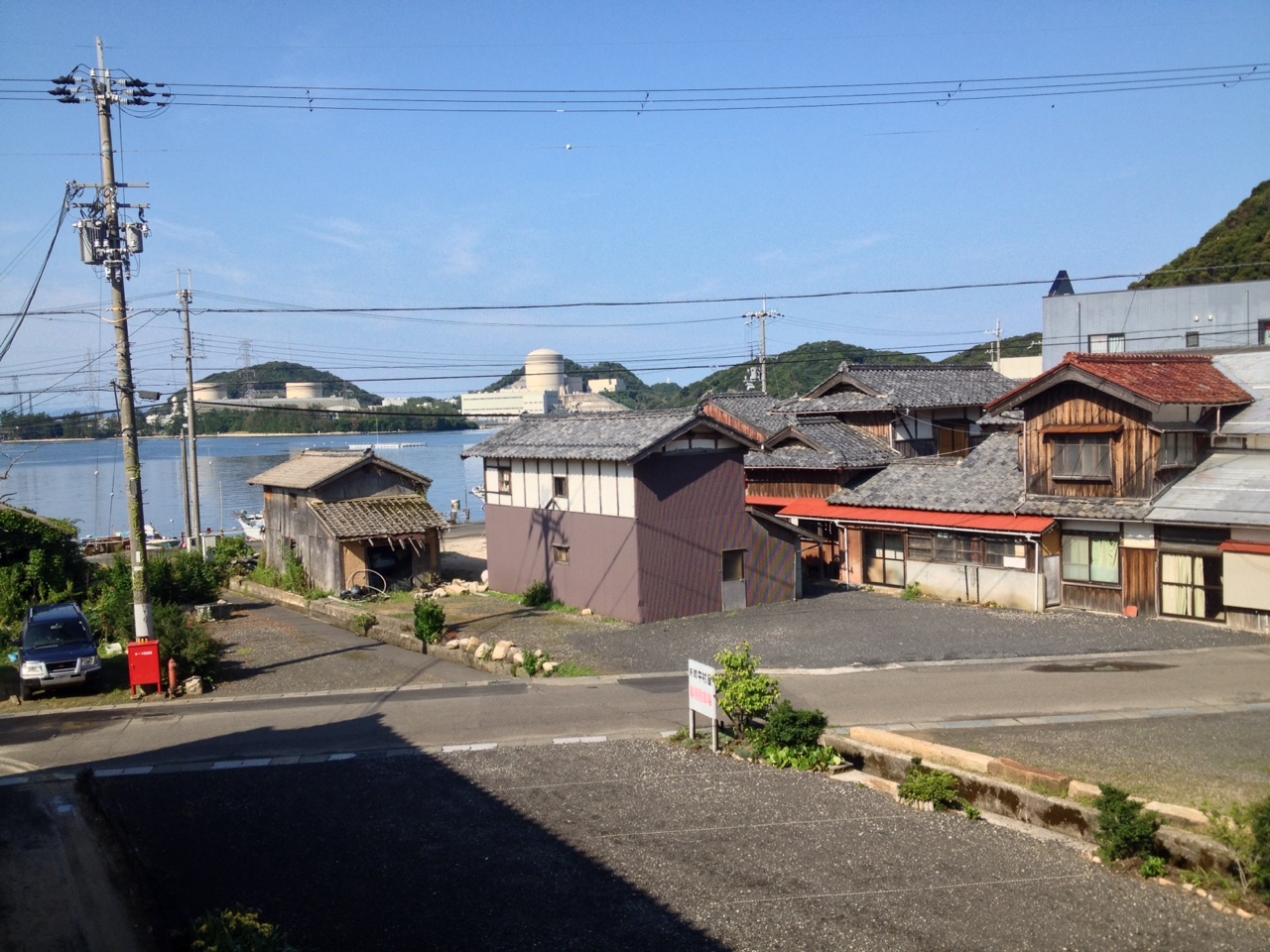 美浜原発を望む漁村 丹生