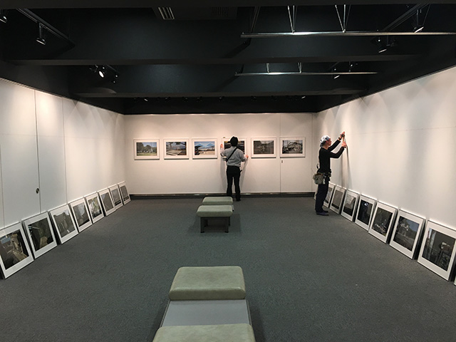 “写真展「伊豆」の設営作業"