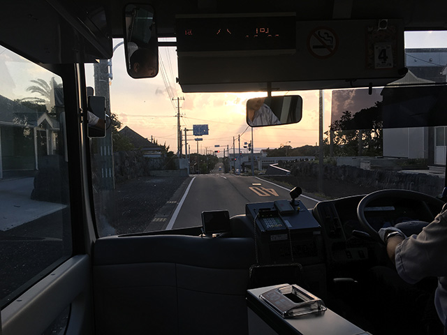八丈町コミュニティバスの中から夕暮れの八丈島 “八丈町コミュニティバスの中から夕暮れの八丈島"