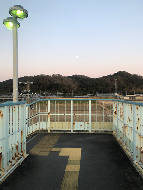 富浦駅の跨線橋から