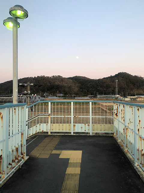 富浦駅の跨線橋から